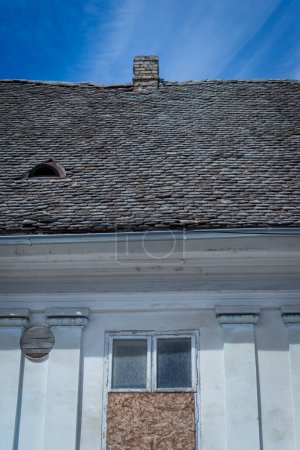 Ancien toit composé de tuiles d'argile 