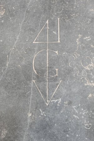 Símbolo grabado en una losa de suelo de la Hooglandse Kerk en Leiden