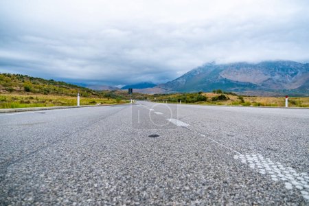 Foto de Pasando la carretera con marcas en Albania - Imagen libre de derechos