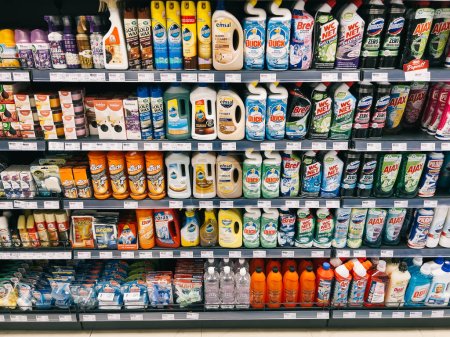 Téléchargez les photos : Des détergents et des produits de nettoyage pour la maison sont sur les étagères du supermarché. Photo de haute qualité - en image libre de droit