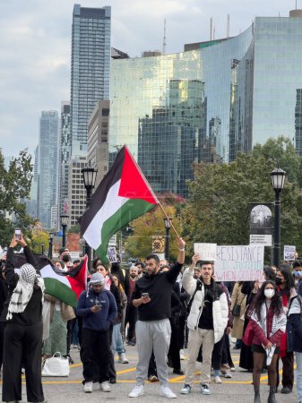 Téléchargez les photos : Toronto, Canada - 18 octobre 2023 : Messages écrits sur des pancartes, voix levées à l'unisson, les citoyens de Torontos plaident pour la cessation des hostilités et un avenir meilleur pour la Palestine. Photo de haute qualité - en image libre de droit