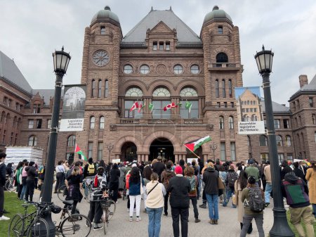 Téléchargez les photos : Toronto, Canada - 18 octobre 2023 : Un rassemblement de visages divers à Toronto, unis dans leur appel à la paix et à la fin de l'agression à Gaza. Photo de haute qualité - en image libre de droit