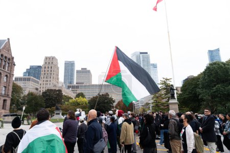 Téléchargez les photos : Toronto, Canada - 18 octobre 2023 : Passion et dessein convergent dans le cœur de l'Ontario, alors que Toronto se dresse haut, plaidant pour un avenir meilleur et pacifique pour les Palestiniens. Photo de haute qualité - en image libre de droit