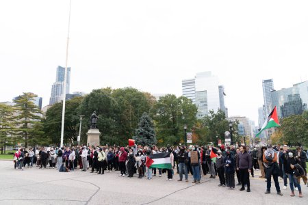 Téléchargez les photos : Toronto, Canada - 18 octobre 2023 : Au milieu des géants urbains, l'esprit torontois brille alors que la ville devient un phare d'espoir, se mobilisant pour la paix palestinienne. Photo de haute qualité - en image libre de droit