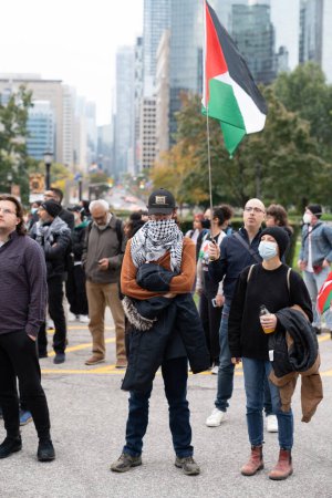 Téléchargez les photos : Toronto, Canada - 18 octobre 2023 : Des slogans et des symboles se fondent sous les toits de Torontos, représentant un tableau vivant d'unité, de compassion et d'espoir pour la Palestine. Photo de haute qualité - en image libre de droit