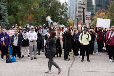 Téléchargez les photos : Toronto, Canada - 18 octobre 2023 : Alors que la ville regarde, une vague de solidarité balaie les rues, avec des pancartes, des drapeaux et un appel à l'action retentissant. Photo de haute qualité - en image libre de droit