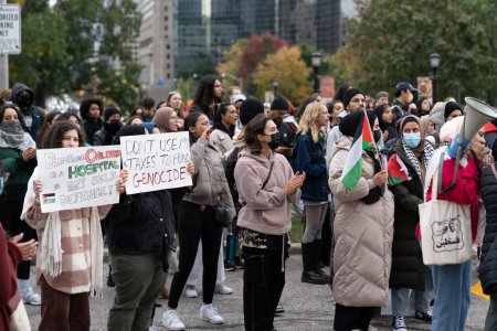 Téléchargez les photos : Toronto, Canada - 18 octobre 2023 : Grâce à l'unité et à la détermination, Toronto envoie un message clair : l'espoir pour la liberté des Palestiniens est vivant et fort. Photo de haute qualité - en image libre de droit