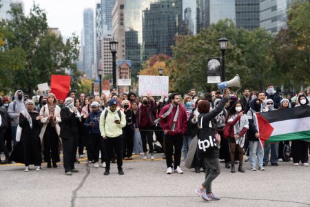 Téléchargez les photos : Toronto, Canada - 18 octobre 2023 : Chaque voix compte : une scène d'unité, de force et de détermination au cœur de la ville. Photo de haute qualité - en image libre de droit
