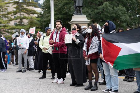 Téléchargez les photos : Toronto, Canada - 18 octobre 2023 : Alors que les feuilles d'automne dérivent, la voix de Toronto se renforce, représentant un plaidoyer unifié pour une paix et une justice durables en Palestine. Photo de haute qualité - en image libre de droit