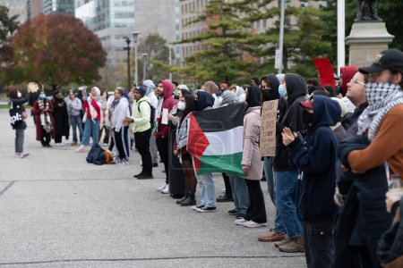 Téléchargez les photos : Toronto, Canada - 18 octobre 2023 : À l'ombre des bâtiments modernes, la communauté torontoise s'élève, mettant en lumière le besoin urgent de paix en Palestine. Photo de haute qualité - en image libre de droit
