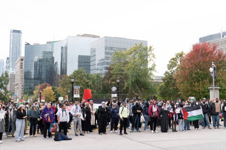 Téléchargez les photos : Toronto, Canada - 18 octobre 2023 : Une vague d'unité balaie Toronto, alors que les individus se rassemblent, exprimant solidarité et espoir pour une Palestine pacifique. Photo de haute qualité - en image libre de droit