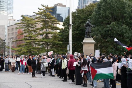 Téléchargez les photos : Toronto, Canada - 18 octobre 2023 : Voix de Toronto : Appel urgent pour mettre fin à la violence israélo-palestinienne. Photo de haute qualité - en image libre de droit