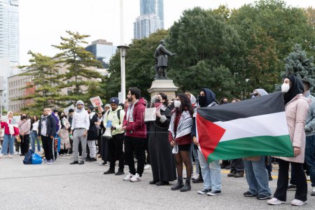 Téléchargez les photos : Toronto, Canada - 18 octobre 2023 : La brise porte des messages d'unité alors que les rues de Torontos prennent vie avec le soutien des droits palestiniens. Photo de haute qualité - en image libre de droit