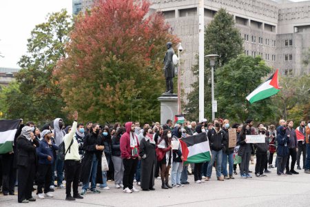 Téléchargez les photos : Toronto, Canada - 18 octobre 2023 : Des moments de profonde émotion saisis devant le carrefour législatif de l'Ontario, alors que la ville devient un phare de soutien à la cause palestinienne. Photo de haute qualité - en image libre de droit