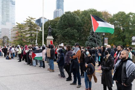 Téléchargez les photos : Toronto, Canada - 18 octobre 2023 : L'agitation urbaine s'arrête momentanément, laissant la place à un message plus poignant : Torontos soutien inébranlable à la Palestine. Photo de haute qualité - en image libre de droit