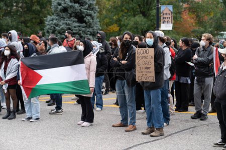Téléchargez les photos : Toronto, Canada - 18 octobre 2023 : Alors que les feuilles tombent, les voix s'élèvent. Les places publiques de Torontos deviennent des épicentres de la défense des droits et de la reconnaissance des Palestiniens. Photo de haute qualité - en image libre de droit