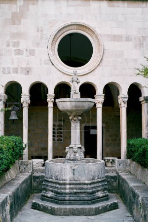 Foto de Claustro del monasterio franciscano. Dubrovnik, Croacia. Foto de alta calidad - Imagen libre de derechos