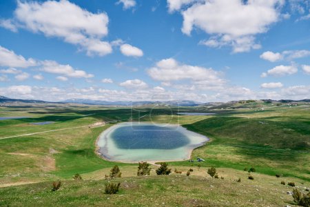 Lago Enemigo Azul en un prado verde en un valle de montaña. Durmitor, Montenegro. Foto de alta calidad