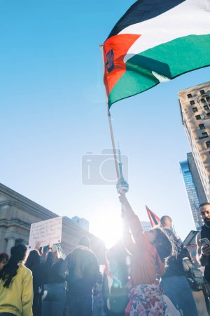 Téléchargez les photos : Marche anti-guerre à Toronto par des Palestiniens contre l'agression israélienne à Gaza. Cite une manifestation pacifique contre la guerre israélo-hamas. Des manifestants brandissent des drapeaux contre le génocide palestinien. - en image libre de droit