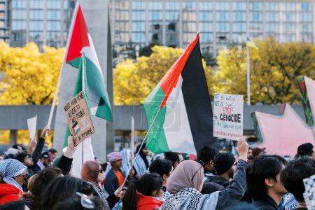 Téléchargez les photos : Toronto, Canada - 28 octobre 2023 : À Toronto, la communauté palestinienne exprime sa dissidence contre les opérations israéliennes dans le secteur de Gaza. Photo de haute qualité - en image libre de droit