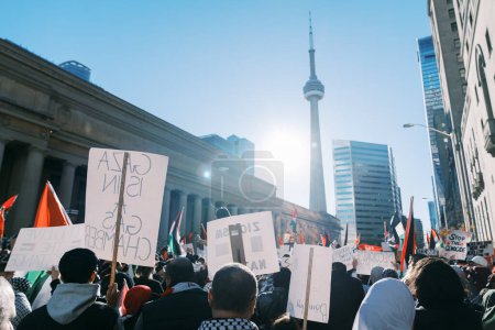 Téléchargez les photos : Marche anti-guerre à Toronto par des Palestiniens contre l'agression israélienne à Gaza. Cite une manifestation pacifique contre la guerre israélo-hamas. Des manifestants brandissent des drapeaux contre le génocide palestinien. - en image libre de droit