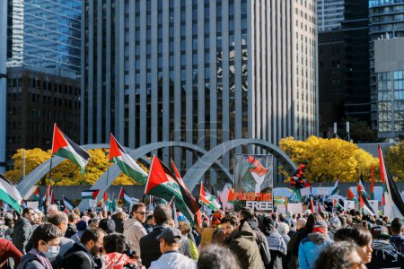Foto de Toronto, Canadá - 28 de octubre de 2023: Manifestantes se reúnen en un parque urbano con banderas y pancartas palestinas, abogando por la libertad palestina en un contexto de rascacielos. Foto de alta calidad - Imagen libre de derechos