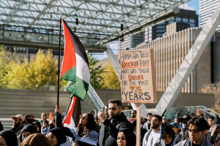 Foto de Toronto, Canadá - 28 de octubre de 2023: Manifestantes se reúnen con una bandera palestina y carteles que resaltan las reivindicaciones históricas y las luchas actuales del pueblo palestino. Foto de alta calidad - Imagen libre de derechos