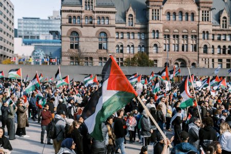 Téléchargez les photos : Toronto, Canada - 28 octobre 2023 : Les Palestiniens de Toronto prennent position, montrant leur désapprobation des efforts militaires israéliens à Gaza. Photo de haute qualité - en image libre de droit