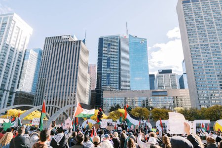Téléchargez les photos : Toronto, Canada - 28 octobre 2023 : La communauté palestinienne de Toronto se rassemble lors d'un grand rassemblement anti-guerre contre l'offensive israélienne contre Gaza. Photo de haute qualité - en image libre de droit