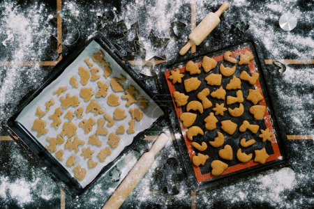 Foto de Bandejas de galletas crudas y horneadas sobre una mesa enharinada. Vista superior. Foto de alta calidad - Imagen libre de derechos