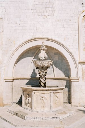 Foto de Pequeña fuente de Onofrio cerca de un edificio antiguo. Dubrovnik, Croacia. Foto de alta calidad - Imagen libre de derechos