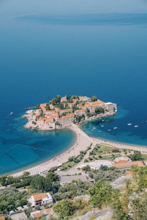 Playa en el istmo de la isla de Sveti Stefan. Montenegro. Vista superior. Foto de alta calidad
