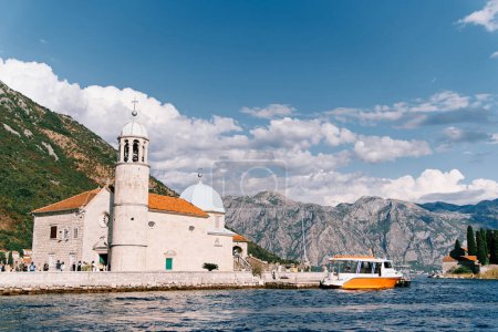 Ausflugsboote liegen auf der Insel Gospa od Skrpjela vor Anker. Montenegro. Hochwertiges Foto
