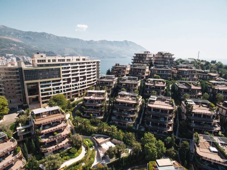 Villas de lujo con terrazas en el Dukley Hotel. Budva, Montenegro. Drone. Foto de alta calidad