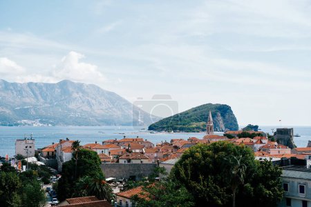Altstadt von Budva an der Küste mit der Insel Sveti Nikola im Hintergrund. Montenegro. Hochwertiges Foto