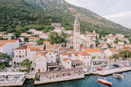 Foto de Costa de Perast con antiguas casas de piedra y el campanario de la Iglesia de San Nicolás. Montenegro. Drone. Foto de alta calidad - Imagen libre de derechos