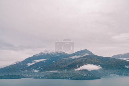 Cordillera boscosa brumosa en la orilla del Lago de Como. De Italia. Foto de alta calidad