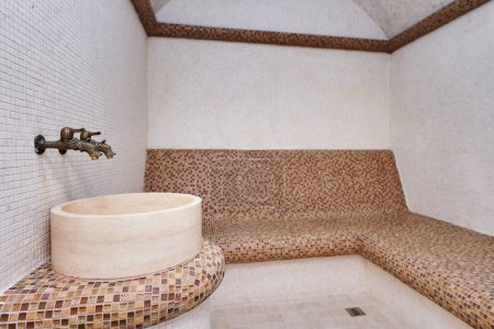 Foto de Interior del hammam forrado con mosaicos en las paredes y bancos. Foto de alta calidad - Imagen libre de derechos