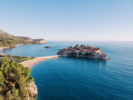 Insel Sveti Stefan in der Bucht von Kotor vor der gebirgigen Küste. Montenegro. Hochwertiges Foto