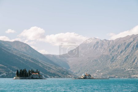 Die Inseln St. George und Gospa od Skrpjela in der Bucht von Kotor mit den Bergen im Hintergrund. Montenegro. Hochwertiges Foto