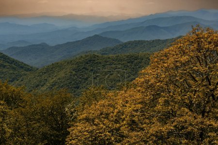 Foto de Blue Ridge Mountains y Smoky Mountain van desde Lickstone Ridge Overlook en Blue Ridge Parkway, Carolina del Norte - Imagen libre de derechos