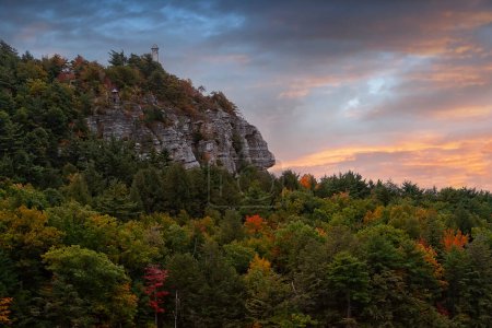 Foto de Sunset sky over Skytop, a watch tower that sits at the top of the Shawangunk Mountains at Mohonk Mountain House in upstate New York. - Imagen libre de derechos