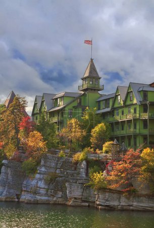 Foto de Colores de otoño en Mohonk Lake, en Mohonk Mountain House Resort en New Paltz, norte del estado de Nueva York. - Imagen libre de derechos