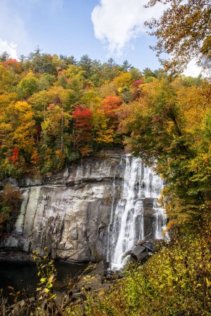 Téléchargez les photos : Rainbow Falls dans le parc national Gorge, Caroline du Nord occidentale avec des couleurs d'automne sur les arbres. - en image libre de droit