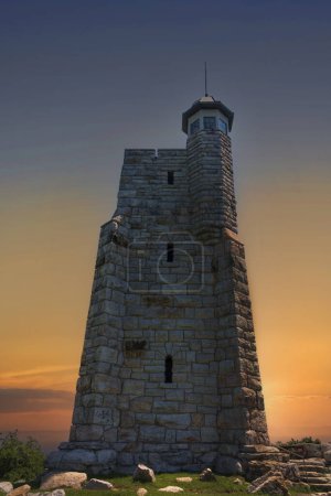 Foto de La puesta de sol sobre la torre Skytop Lookout, se sienta en la cima de Mohonk Mountain en New Paltz, Nueva York. - Imagen libre de derechos