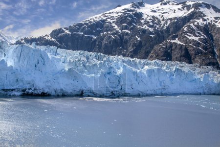 Téléchargez les photos : Glacier Blue Ice et reflet de l'eau dans le parc national Glacier Bay, Alaska - en image libre de droit