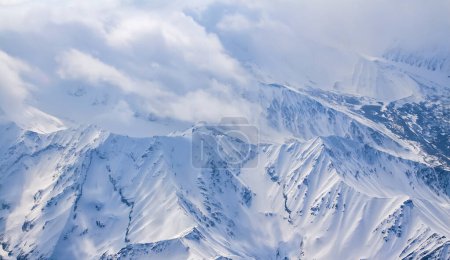 Fliegen Sie über die Gipfel des Denali-Gebirges und schneebedeckte Gipfel. Denali ist der höchste Berg Nordamerikas