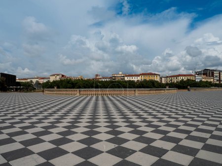 Foto de El pavimento a cuadros en blanco y negro de la Terrazza Mascagni en Livorno bajo un cielo azul con nubes dispersas - Imagen libre de derechos