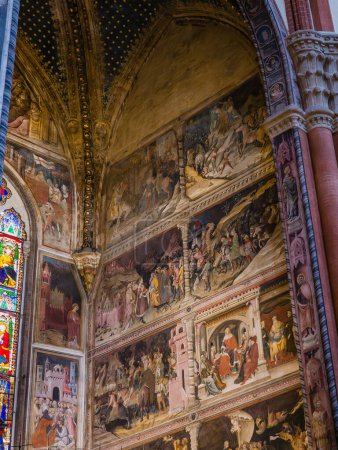 Téléchargez les photos : Bologne, Italie - 21 JUIN 2023 : Chapelle des Rois Mages à l'église Basilique San Petronio de Bologne montre une fresque du ciel et de l'enfer de Giovanni da Modena et date de 1410 - en image libre de droit