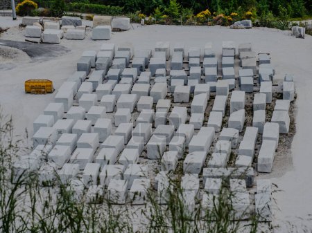 Foto de Grandes bloques de mármol cuidadosamente colocados en una de las canteras cerca de Carrara, Italia - Imagen libre de derechos